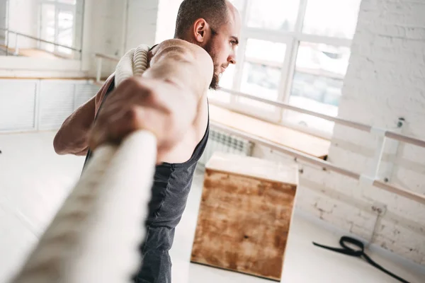 Fit Man Athlet Mit Kampfseilen Für Das Training Der Sporthalle — Stockfoto