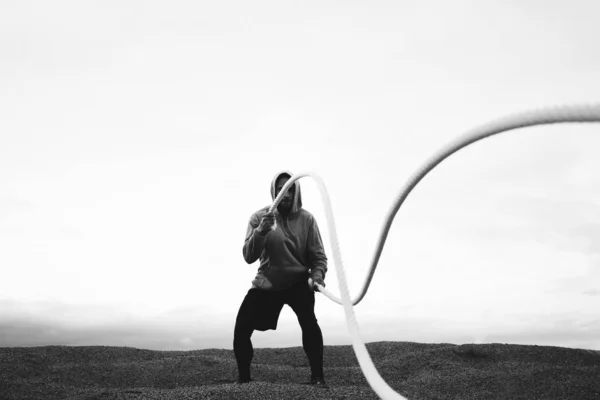 Junge Athletin Trainiert Körper Mit Zwei Kampf Seilen Freien Starker — Stockfoto