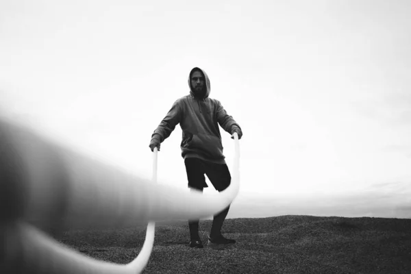 Молодий Спортсмен Тренує Тіло Двома Бойовими Мотузками Відкритому Повітрі Сильний — стокове фото