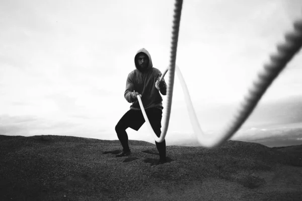 Brave Athlete Wearing Sportswear Doing Intens Workout Using Battle Ropes — Stock Photo, Image