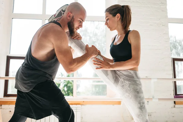 Mujer Forma Haciendo Ejercicio Estiramiento Gimnasio Con Entrenador Masculino — Foto de Stock