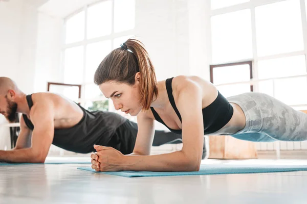 Ajuste Mujer Joven Hombre Que Trabaja Abdominales Ejercicio Gimnasio Interior — Foto de Stock