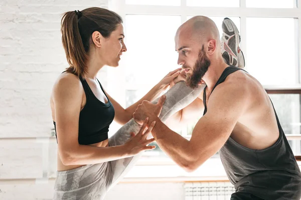Fitness Kadın Onu Kişisel Erkek Eğitmen Ile Birlikte Egzersiz Egzersizleri — Stok fotoğraf