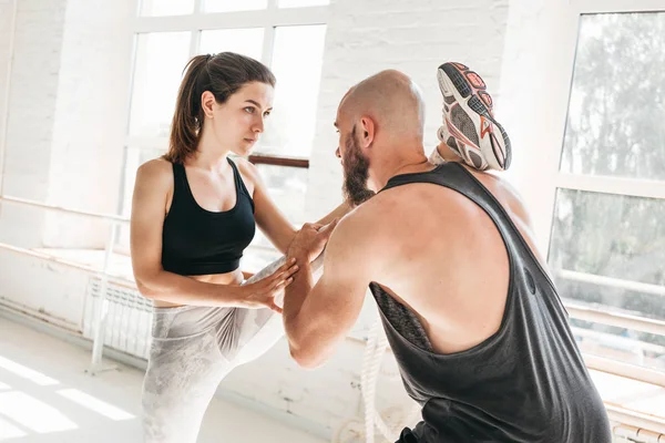 Fitte Frau Beim Stretching Fitnessstudio Mit Männlichem Trainer — Stockfoto