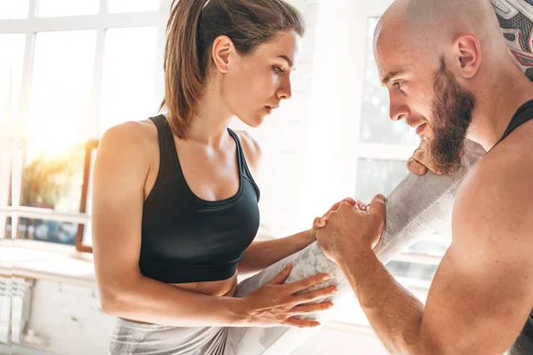 Una Joven Saludable Calentándose Gimnasio Ajuste Atleta Femenina Haciendo Estiramiento — Foto de Stock