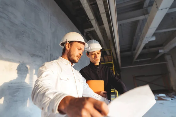 Byggnadsindustrin Ung Ingenjör Diskuterar Med Byggnadsarbetare Byggarbetsplatsen Industri Ingenjörer Har — Stockfoto