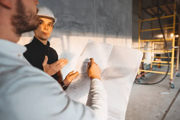 Building Engineer Worker Hold Blueprint Hand While Discussong Construction Site — Stock Photo, Image