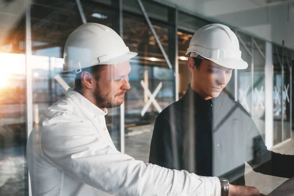 Byggnadsingenjör Och Arbetare Hålla Blueprint Handen Medan Discussong Byggarbetsplats Industri — Stockfoto