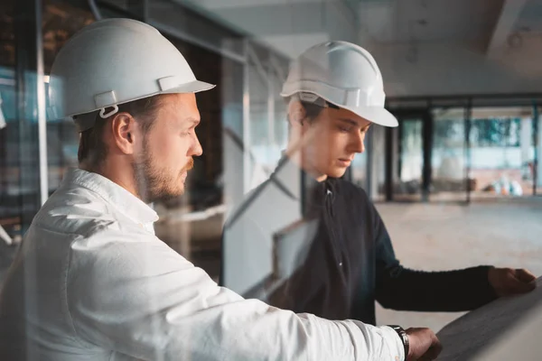 Bauarbeiter Und Architekt Diskutieren Bauzeichnung Auf Baustelle Zwei Wirtschaftsingenieure Mit — Stockfoto