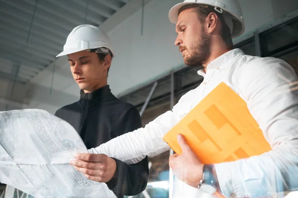 Trabajador Construcción Arquitecto Discutiendo Dibujo Construcción Sitio Construcción Dos Ingenieros — Foto de Stock