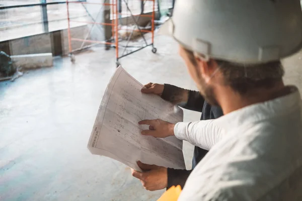 Building Inspector Hålla Blueprint Handen Och Har Möte Med Arbetstagare — Stockfoto