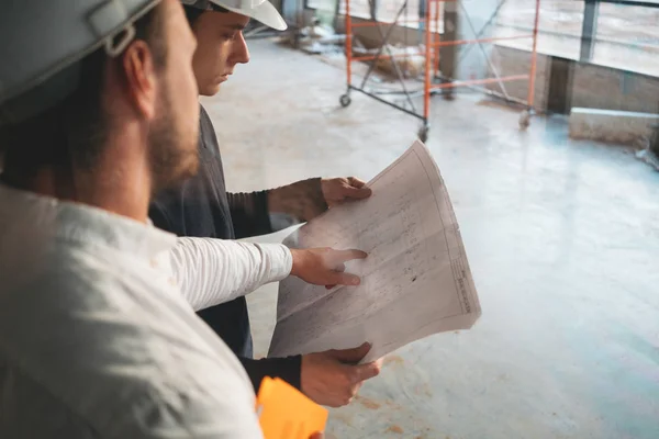 Industriearchitekt Diskutiert Bauzeichnung Mit Arbeiter Mit Schutzhelm Zwei Bauingenieure Schauen — Stockfoto