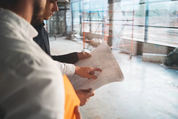 Dos Ingenieros Edificios Con Planos Trabajando Obra Motor Industrial Trabajador — Foto de Stock