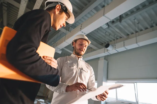 Arkitekt Och Byggmästare Ser Blueprint Building Uppbyggnad Ingenjör Och Arbetstagare — Stockfoto