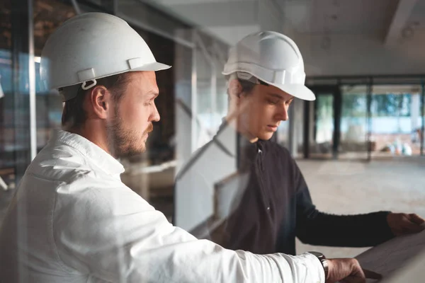 Lavoratore Ingegnere Incontrano Mentre Guardano Disegno Edificio Sotto Costuczione Due — Foto Stock