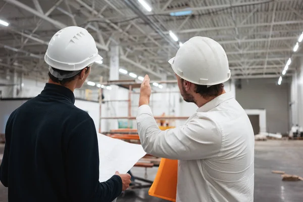 Arkitekt Och Byggmästare Ser Blueprint Building Uppbyggnad Ingenjör Och Arbetstagare — Stockfoto