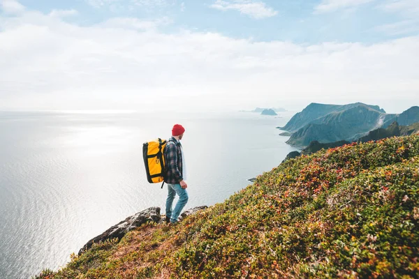 Alone Man Expeditor Wearing Professional Backpack Standing Edge Cliff Mountain — Stock Photo, Image