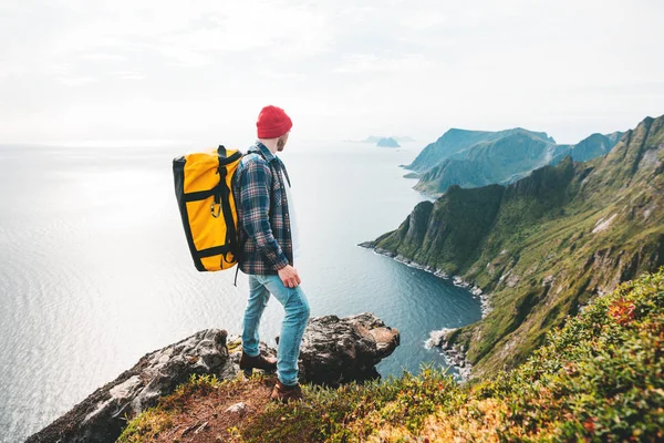 산에서 여행하는 배낭을 가장자리 바위에 서사시 전망을 즐기는 여행자 — 스톡 사진