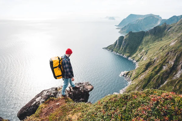 Homem Turista Corajoso Com Mochila Montanha Borda Acima Mar Olhando — Fotografia de Stock