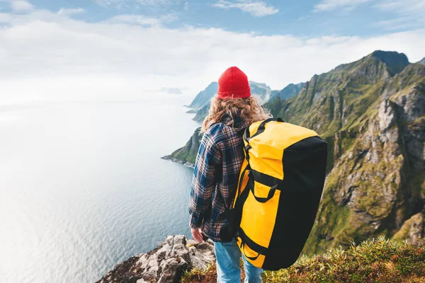 Professional Alone Expeditor Wearing Backpack Red Hat Standing Edge Cliff — Stock Photo, Image