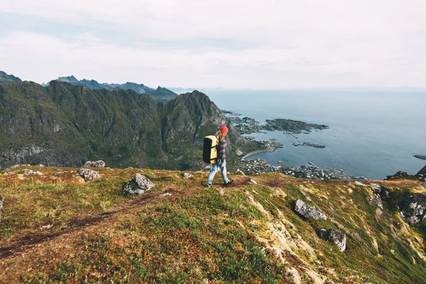 Homem Viajante Usando Mochila Chapéu Vermelho Subir Altas Montanhas Acima — Fotografia de Stock