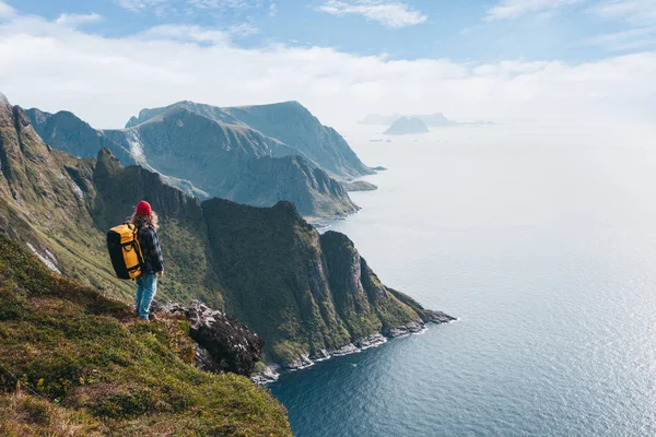 Alone Professional Traveler Backpack High Mountain Standing Edge Cliff Rock — Stock Photo, Image
