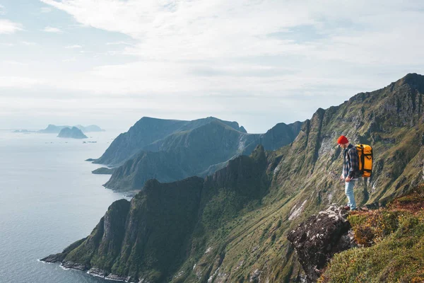 Yüksek Dağlarda Tek Başına Seyahat Eden Profesyonel Sırt Çantası Giyen — Stok fotoğraf