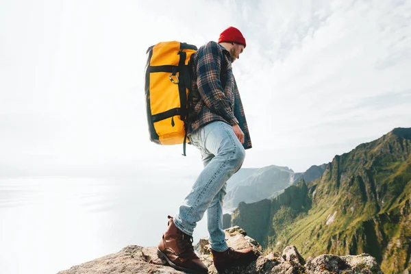 Bátor Ember Turista Mászni Magas Hegyek Fölött Hipster Treveler Viselő — Stock Fotó