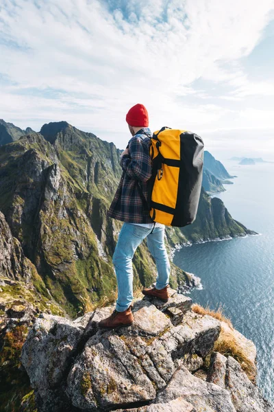 Mann Mit Professionellem Rucksack Der Allein Hochgebirge Unterwegs Ist Reisende — Stockfoto