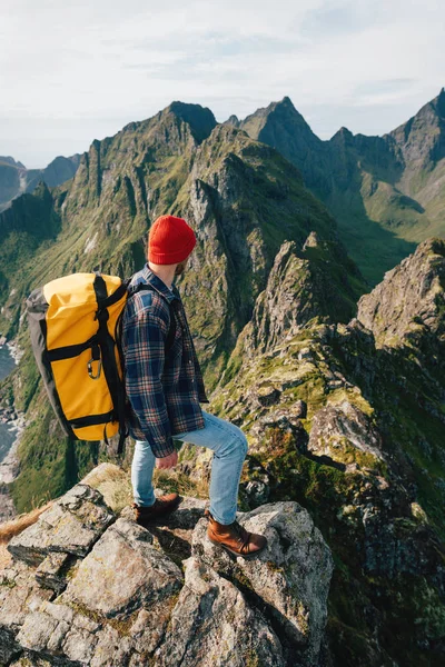 Homme Courageux Touriste Monter Sur Les Hautes Montagnes Dessus Ciel — Photo