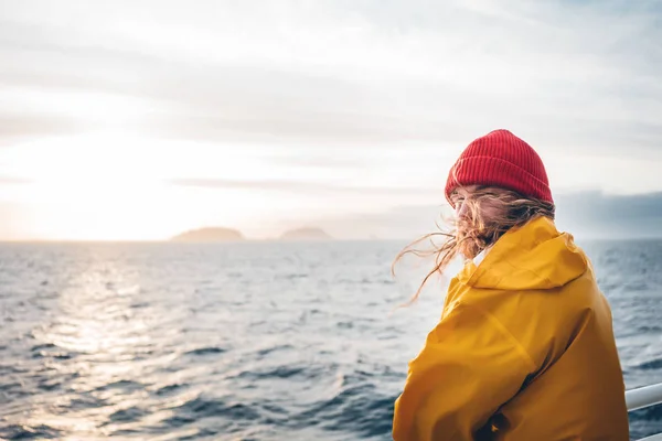 Μόνος Άνθρωπος Ταξιδεύει Στο Πλοίο Και Κοιτάζοντας Ηλιοβασίλεμα Θάλασσα Και — Φωτογραφία Αρχείου