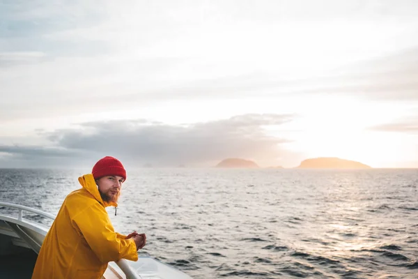 Anone Hombre Viajero Flotando Barco Mirando Mar Puesta Sol Después — Foto de Stock