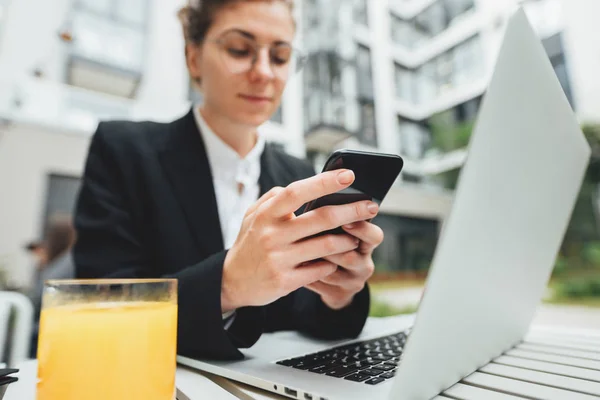 Young Business Woman Wearing Glasses Cafe Using Laptop Businesswoman Sitting — Stock Photo, Image