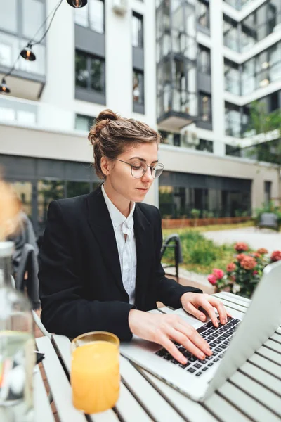 Young Business Woman Wearing Glasses Cafe Using Laptop Businesswoman Sitting — Stock Photo, Image