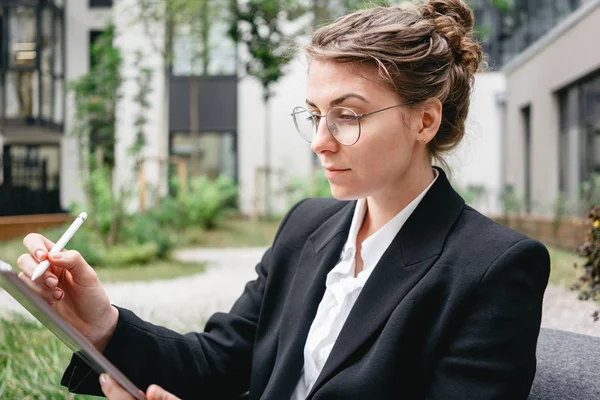 Gelukkig Zakenvrouw Zittend Coffeeshop Werken Digitale Tablet Zakenvrouw Café Veranda — Stockfoto