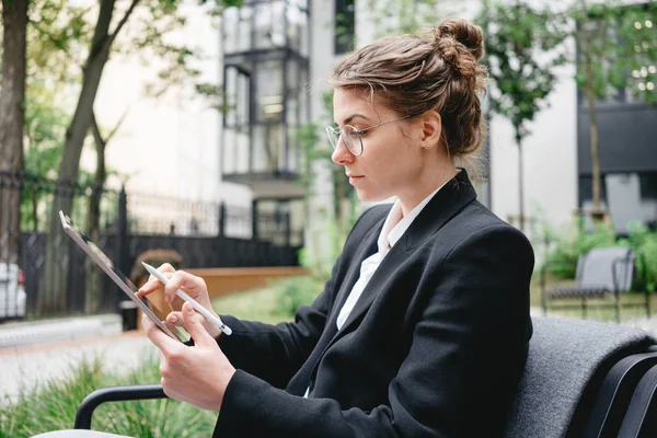 Portret Jonge Zakenvrouw Zittend Café Veranda Met Een Digitale Tablet — Stockfoto