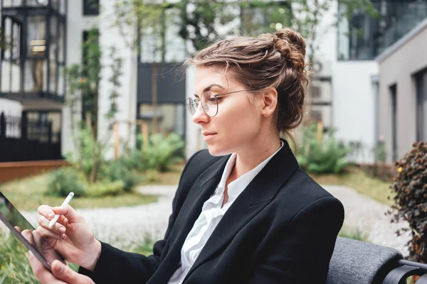 Zakenvrouw Café Veranda Met Behulp Van Gadgets Voor Digitaal Werk — Stockfoto