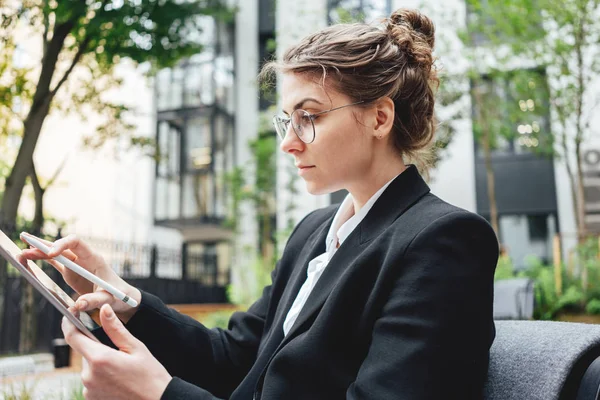 Pensive Business Vrouw Café Zittend Veranda Houd Digitale Tablet Drink — Stockfoto