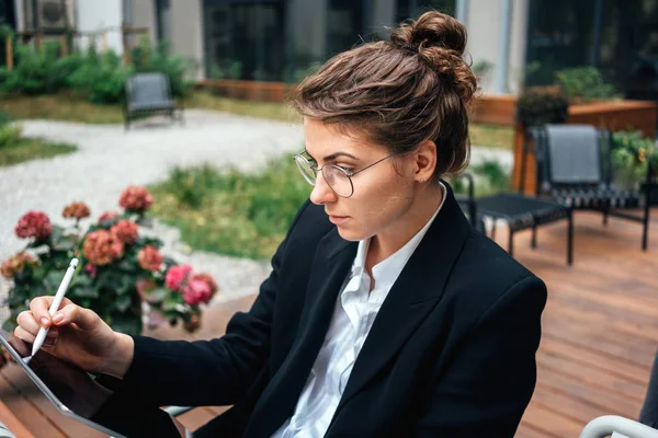 Vrouwelijke Creatieve Freelancer Werken Digitale Tablet Terwijl Koffiepauze Bij Veranda — Stockfoto