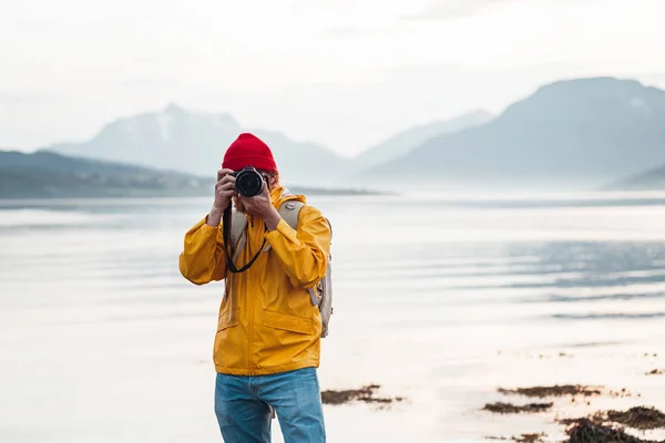 힙스터 여행자 작가는 카메라에 아름다운 북유럽 풍경을 합니다 배낭을 관광객은 — 스톡 사진