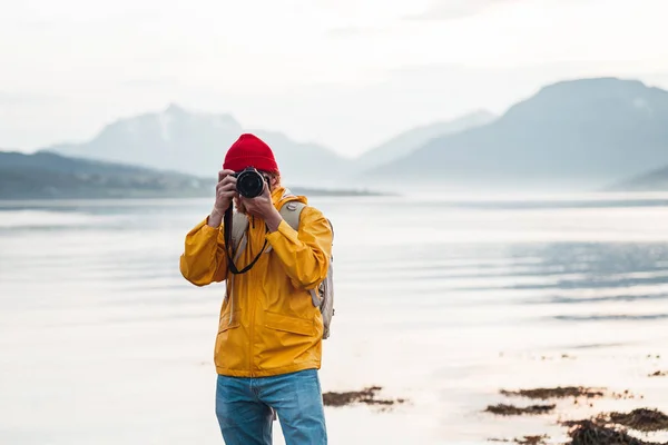 Hipster Fotógrafo Viajante Tira Uma Foto Bela Paisagem Nórdica Câmera — Fotografia de Stock