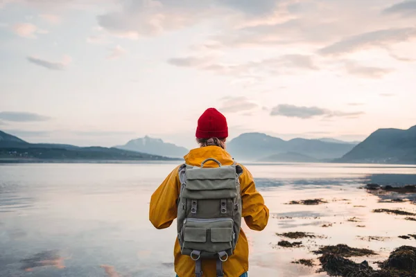 여행중 해안에 배낭을 관광객의 뒷모습 여행하는 사람들은 가방을 스칸디나비아의 자연을 — 스톡 사진