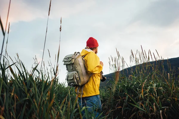 Hipster Viajante Usando Mochila Capa Chuva Amarela Olhando Para Montanha — Fotografia de Stock