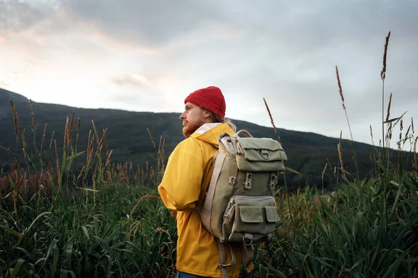 Visão Traseira Turista Homem Com Mochila Frente Maciço Montanha Enquanto — Fotografia de Stock