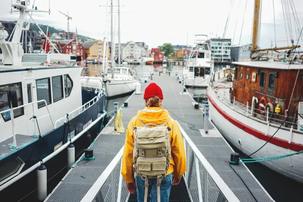 Πίσω Όψη Του Άνδρα Τουρίστα Ταξιδιωτικό Σακίδιο Φορώντας Κίτρινο Αδιάβροχο — Φωτογραφία Αρχείου