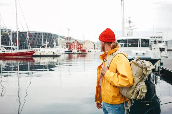 Turista Hombre Con Mochila Turística Con Chaqueta Amarilla Caminando Entre — Foto de Stock