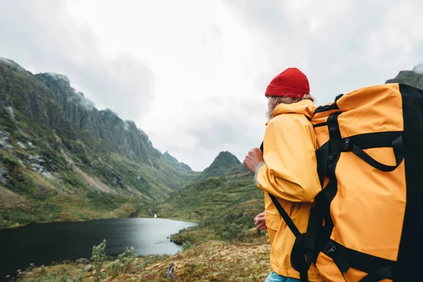Tourist Mit Rucksack Steht Vor Dem Bergmassiv Während Mit Dem — Stockfoto