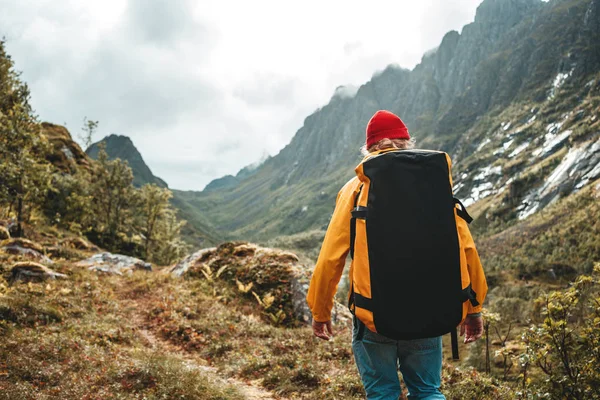 Visão Traseira Turista Homem Com Mochila Frente Maciço Montanha Enquanto — Fotografia de Stock