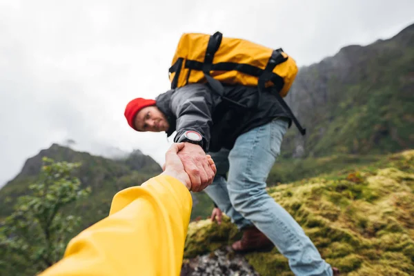 Group Two Active Tourist Backpack Climb Rock Helping Each Other — Stock Photo, Image