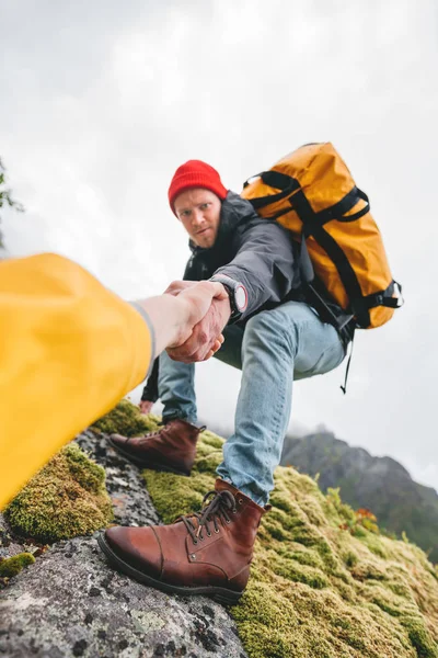 Pov Nézet Bátor Turista Segít Aktív Barátja Tartja Kezét Mászás — Stock Fotó